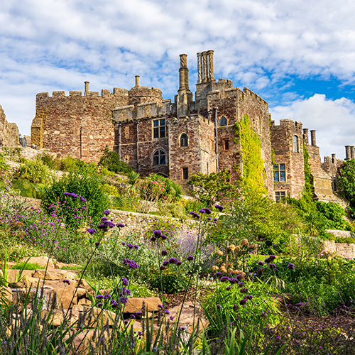 Click here to move to the Berkeley Castle Gardens information and bookings page.